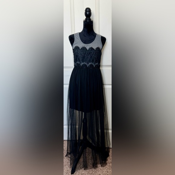 Dresses & Skirts - Elegant Black Lace Dress